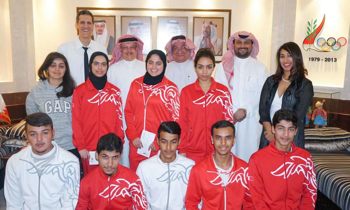 عسكر يتوسط المكرمين