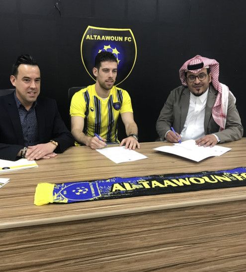 جانب من توقيع التجديد