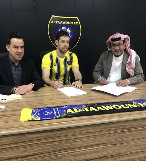 جانب من توقيع التجديد