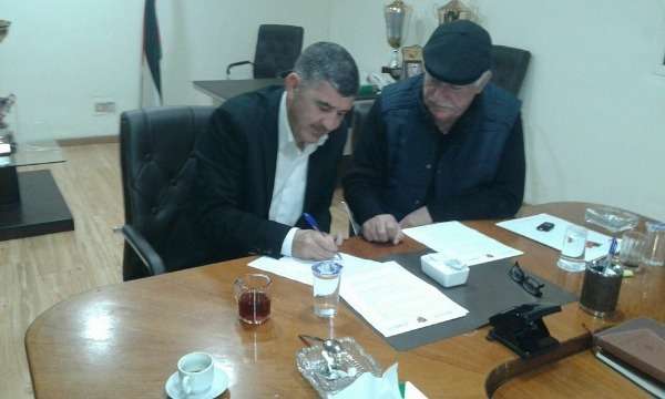 جانب من توقيع العقد