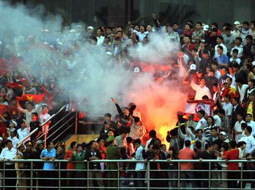 جماهير فريق هاي فونغ بعد قيامها بإشعال النيران في المدرجات