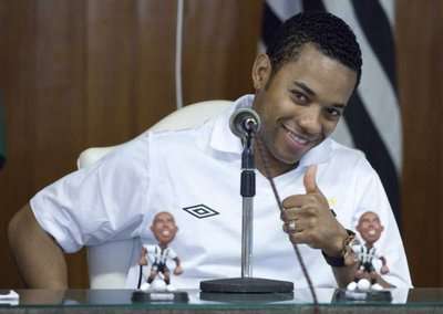 النجم البرازيلي روبينهو المعار من نادي مانشستر سيتي لنادي سانتوس