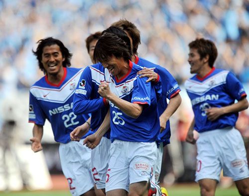 شونسوكي ناكامورا يحتفل مع زملائه بعد نجاحه في إحراز أول أهدافه بالدوري الياباني