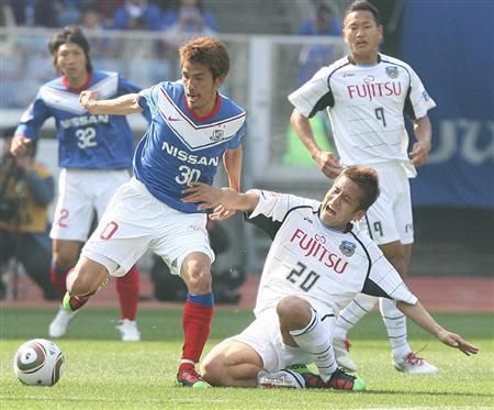 جونيتشي إيناموتو ( يمين ) فشل في إثبات وجوده أمام زملاء ناكامورا