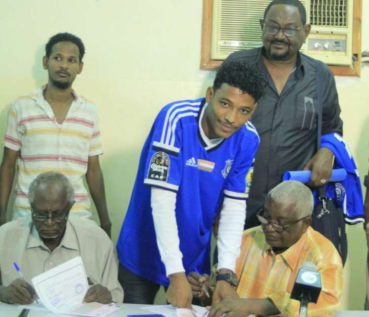 مؤيد عابدين أثناء توقيع العقد