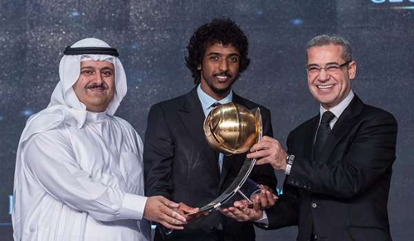 الشهراني خلال تسلمه الجائزة