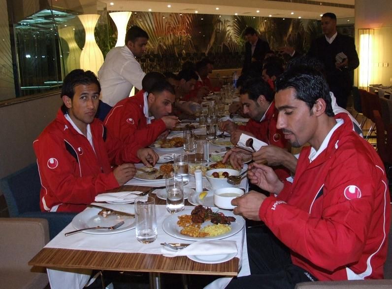 نجوم شباب الاردن اثناء تناول وجبة العشاء بمقر الاقامة بفندق بارك ان