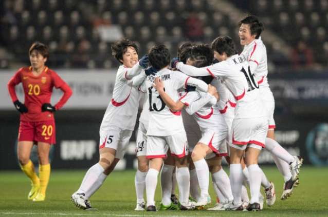 لاعبات كوريا الشمالية بعد الفوز على الصين