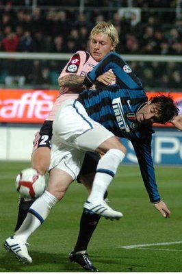 الدنماركي كايار يحاول منع ميليتو مهاجم الانتر من نيل الكرة