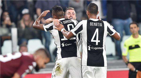 ساندرو مع لاعبي يوفنتوس