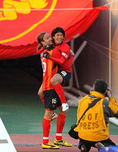 الأسترالي كينيدي يحتفل مع لاعب الوسط أوغاوا بعد إحرازه هدف الثاني لناغويا