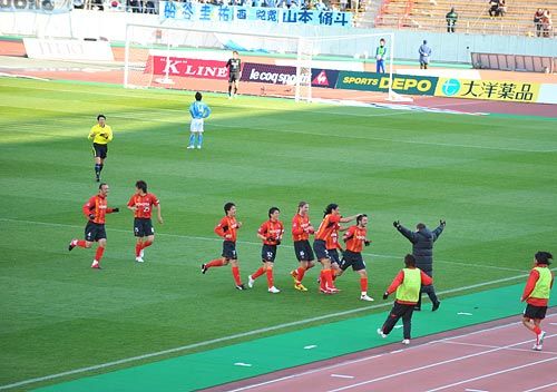 المونتينيغري بورزانوفيتش يتوجه إلى المدرب الصربي ستويكوفيتش إحتفالاً بالهدف الخرافي الأول