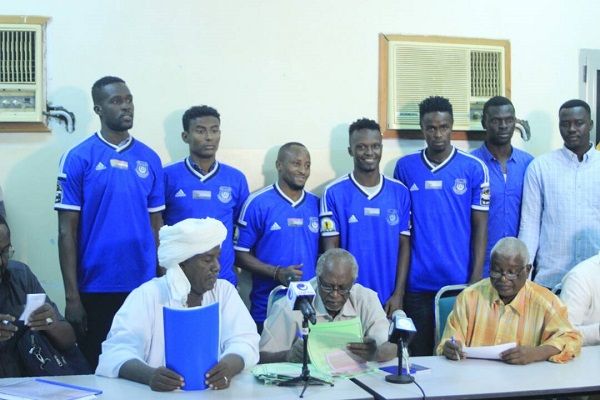 مجموعة من اللاعبين تعاقد معهم الهلال الأبيض