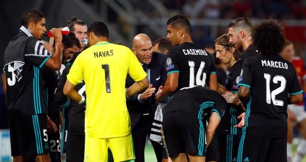 صورة أرشيفية لزيدان مع لاعبي ريال مدريد