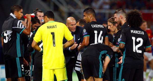 صورة أرشيفية لزيدان مع لاعبي ريال مدريد