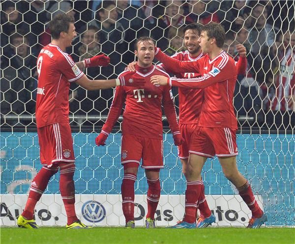 بيتزارو مع لاعبي بايرن