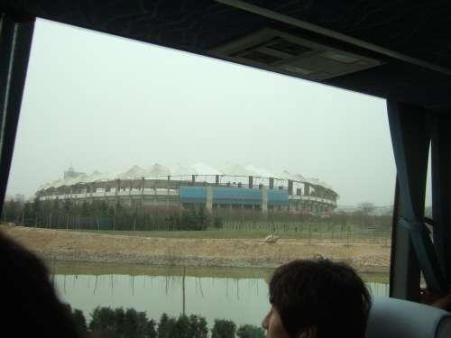 من داخل الحافلة لاعبي سامسونغ شاهدوا العواصف الرملية تغطي الملعب الذي سيقام عليها اللقاء