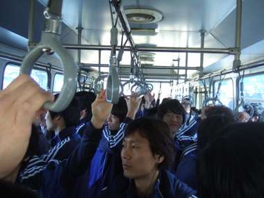 لاعبي سامسونغ في حافلة مطار تشنغتشو الصيني