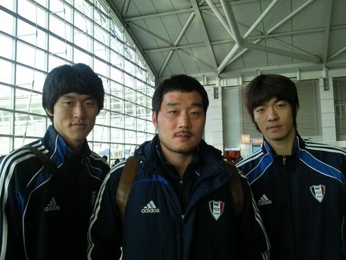 لاعبي سامسونغ الكوري عند وصولهم لمطار تشنغتشو