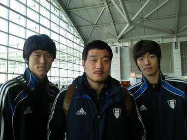 لاعبي سامسونغ الكوري عند وصولهم لمطار تشنغتشو