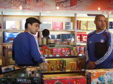 البرازيليان المهاجم جوزي موتا ( يمين ) والمدافع جونينهو في إحدى أسواق مطار تشنغتشو