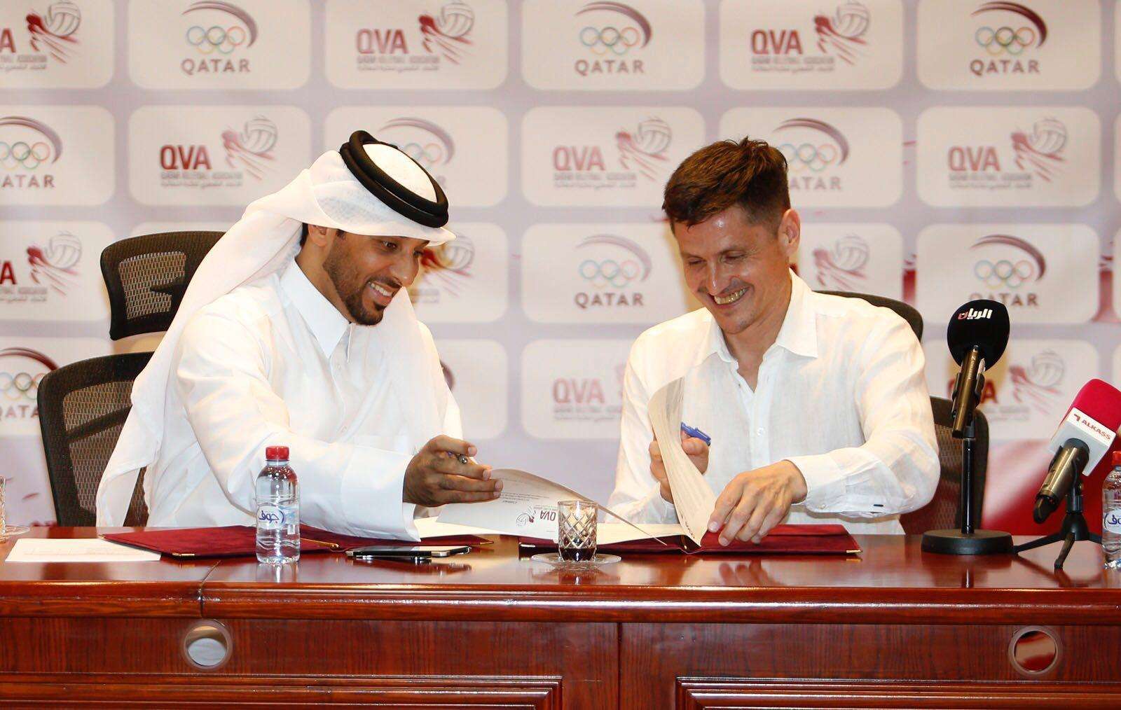 جانب من التوقيع