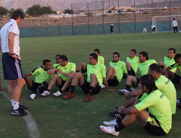 الكرواتي دراجان تالايتش يعطي التعليمات للاعبين