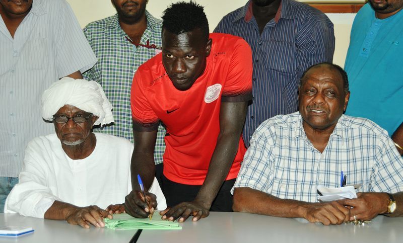 سيف تيري لحظة التوقيع على العقد الجديد