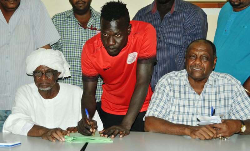 سيف تيري لحظة التوقيع على العقد الجديد