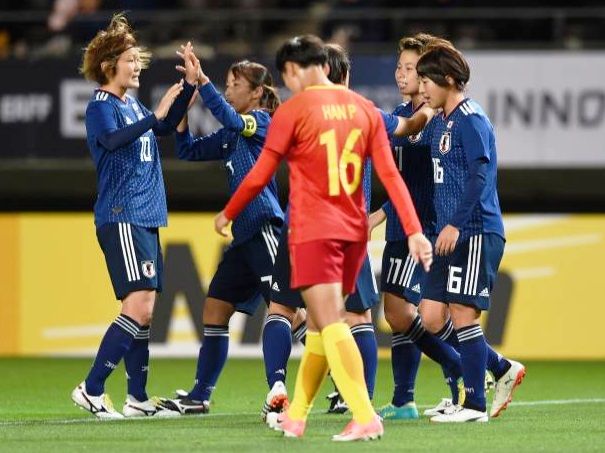 فرحة لاعبات اليابان بعد الفوز على الصين