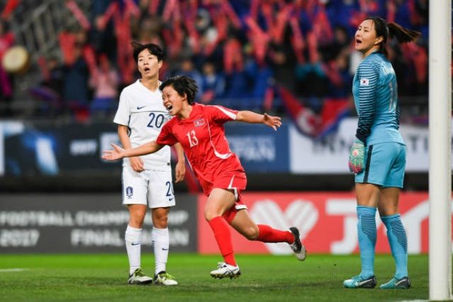 الكورية الشمالية كيم يون مي بعد تسجيلها بمرمى كوريا الجنوبية