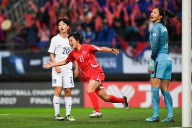 الكورية الشمالية كيم يون مي بعد تسجيلها بمرمى كوريا الجنوبية