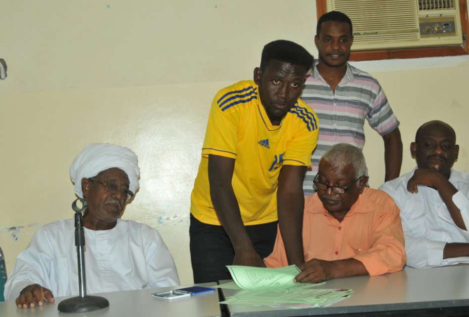 علييش يوقع للأمل 