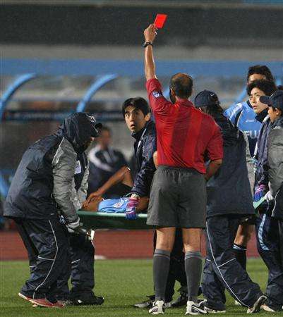 الحكم السعودي خليل الغامدي يشهر البطاقة الحمراء تجاه المهاجم تيسي في أواخر الشوط الأول