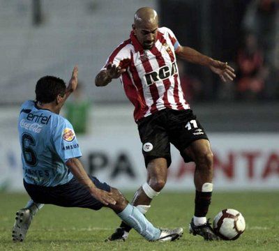 فيرون لاعب استوديانتيس يحاول مراوغة رييس لاعب بوليفار