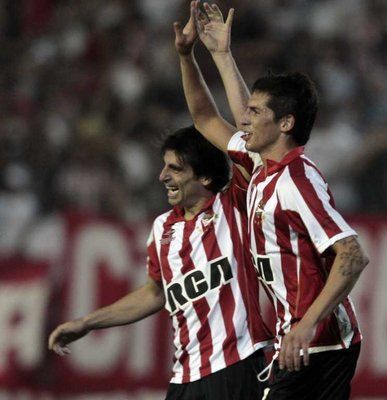 فرحة سوسا (اليمين) بعد تسجيله الهدف الاول لفريقه استوديانتيس 