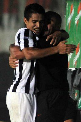 فرحة فيكتور هوجو لاعب ليبرتاد  مع مدربه بعد تسجيله لهدف