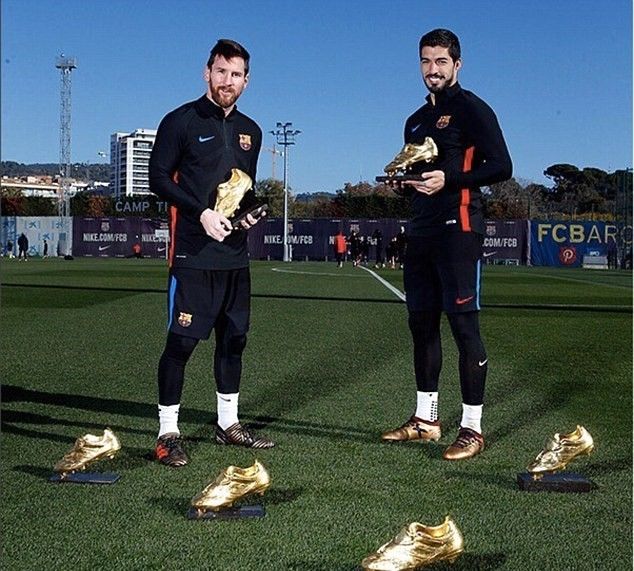 4749D82900000578-5175221-Barcelona_stars_Lionel_Messi_and_Luis_Suarez_pose_together_with_-a-27_1513171544957