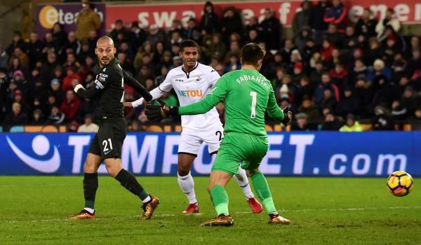 جانب من لقاء مانشستر سيتي وسوانزي