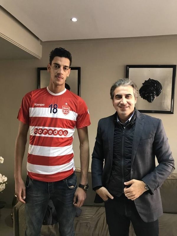 مختار بالكوري بزي الافريقي بعد إمضاء العقد