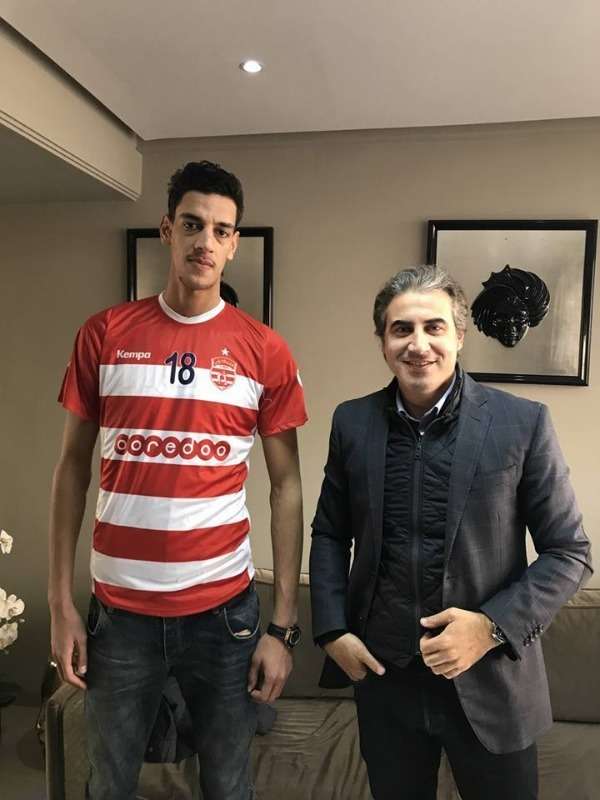 مختار بالكوري بزي الافريقي بعد إمضاء العقد