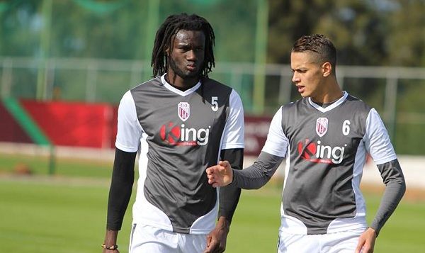 مرتضى فال (يسار)