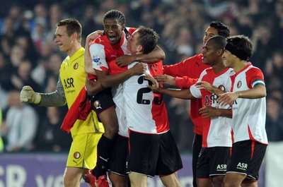 فرحة لاعبي فينورد بالتأهل للنهائي بعد نهاية المباراة