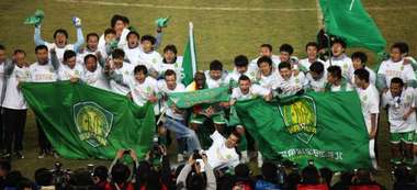 لاعبي فريق بكين جوان بعد فوزهم بلقب الموسم الماضي