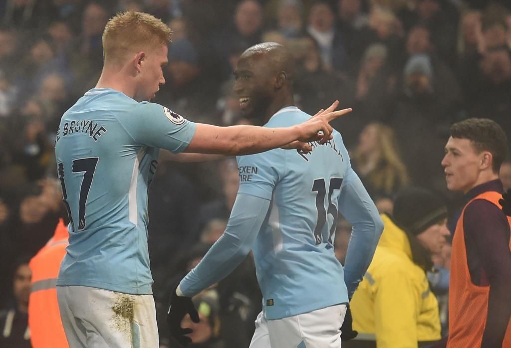 دي بروين يشير بالرقم 21