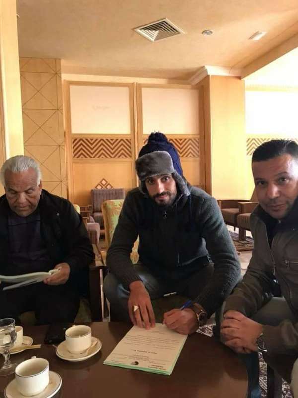 الحارس سليم الرباعي عند إمضاء العقد