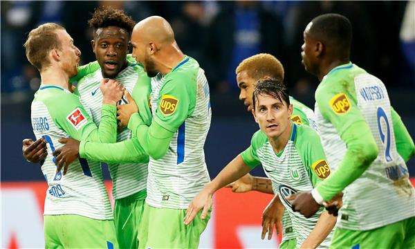 ديفوك أوريجي مع لاعبي فولفسبورج