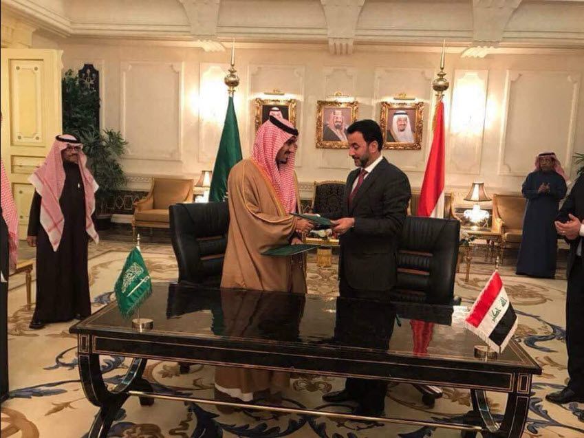 جانب من التوقيع