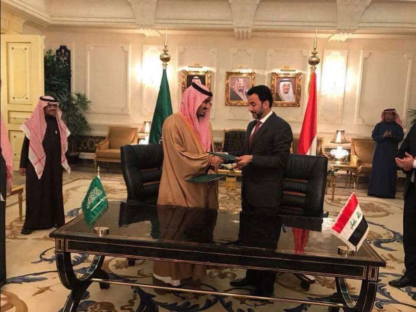 جانب من التوقيع