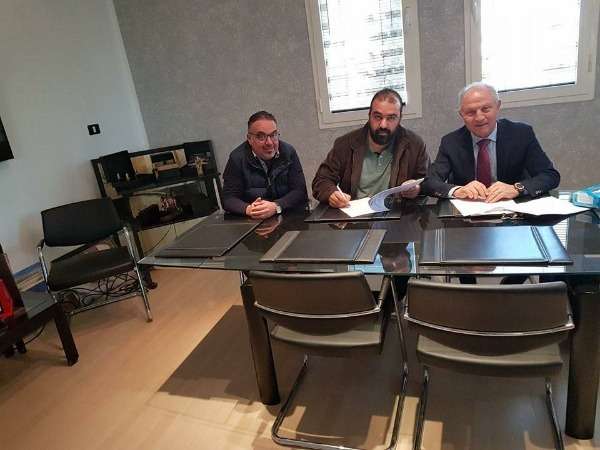لحظة توقيع العقد